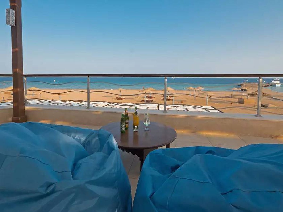 Nachmittag auf der Terrasse mit Sitzsäcken und Blick über den Strand aufs Rote Meer